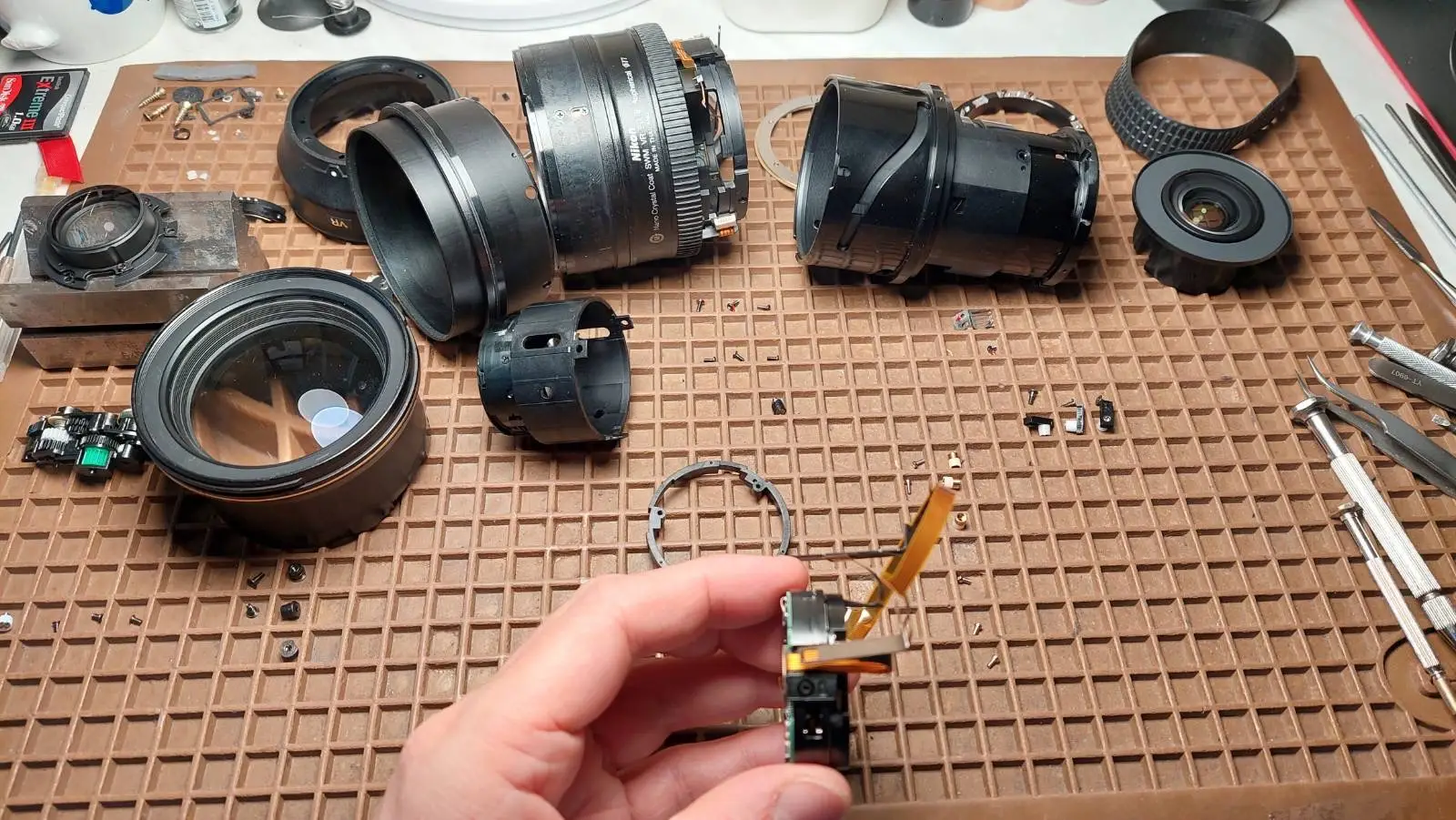 wymiana stabilizacji w obiektywie Nikkor 18-200